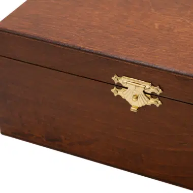 Birch wood storage box, close-up of the gold clasp