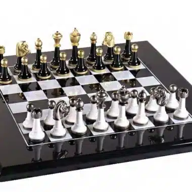 Staunton Design II Chess Set – Lacquered Wooden Chess Board & Solid Metal Chess Pieces in Black and White