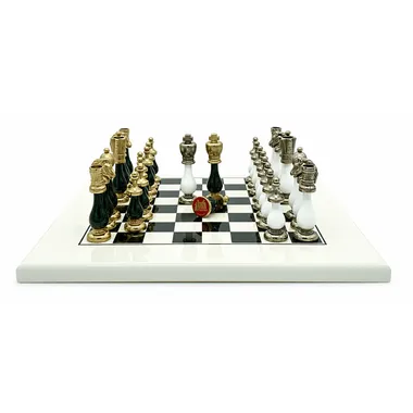 Staunton kings facing each other, gold and silver pieces on the Bicolore II board