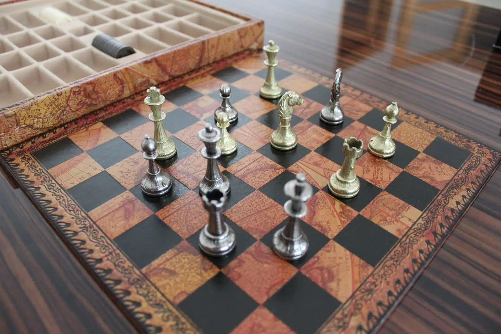 Mignon Flower Set – Faux Leather Chess Board & Metal Chess Pieces - Image 9