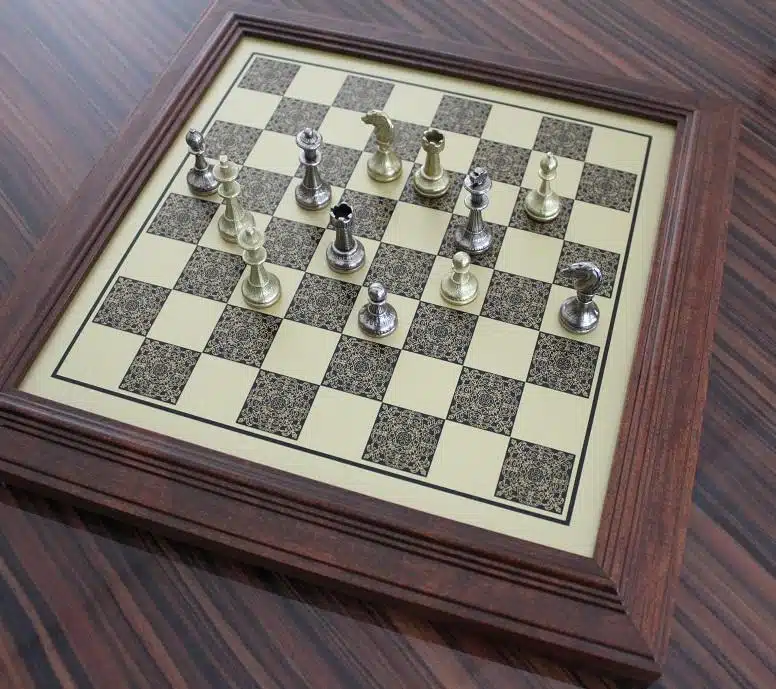 Mignon Flower III Set with Solid Wood Pedestal Chess Board, Brass-Effect Finish, and Solid Metal Chess Pieces - Image 3