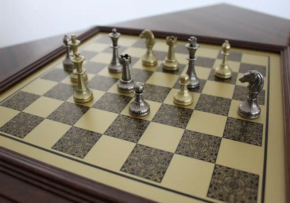 Mignon Flower III Set with Solid Wood Pedestal Chess Board, Brass-Effect Finish, and Solid Metal Chess Pieces - Image 2