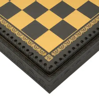 Coin de l'échiquier Templier II montrant la bordure dorée et le rangement