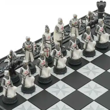 Pièces d'échecs Templier blanches en résine, détail des chevaliers et de la tour