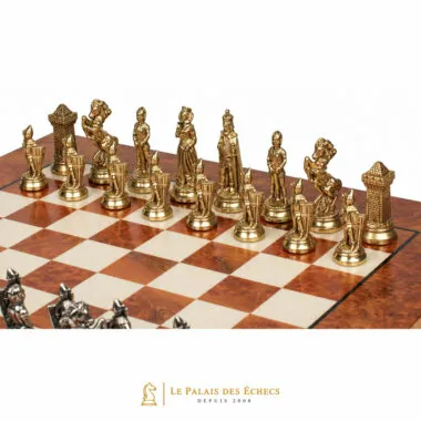 Détail des pièces dorées du roi, de la dame et des fous