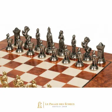 Détail des pièces argentées du roi, de la dame et des tours