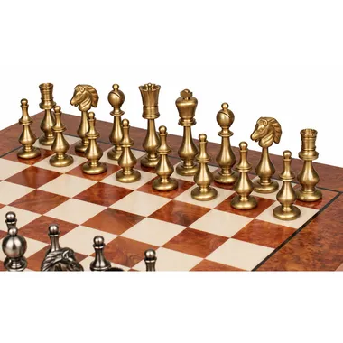 Pièces d'échecs dorées en laiton sur échiquier en bois d'orme et de bruyère
