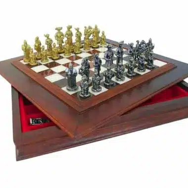 Ensemble "Lanzichenecchi" Echiquier en Bois Massif avec Compartiment de Rangement, Plateau en Albâtre de Toscane & Jeu d'Echecs en Métal Massif