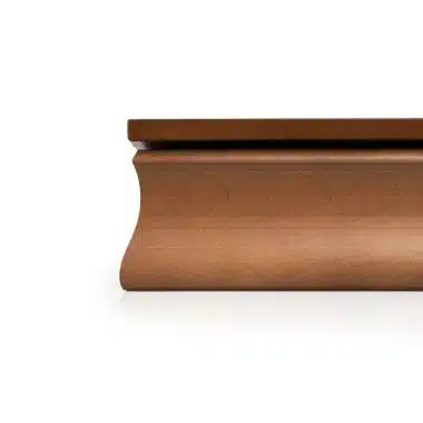 Détail du bord mouluré de l'échiquier en érable et noyer avec rangement