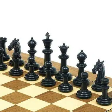 Pièces d'échecs noires en ébène alignées sur l'échiquier en bois
