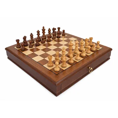 Tilleul Small set with walnut chess board, Staunton pieces and storage box