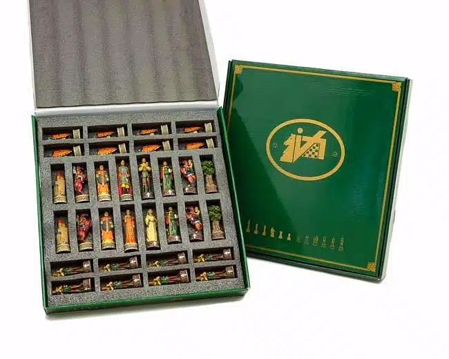 Ensemble "Robin des Bois" Echiquier en Similicuir & Jeu d'Echecs en Résine Peint à la Main