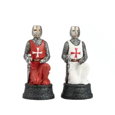 Rois rouge et blanc du jeu « Templier II » côte à côte, socles en pierre
