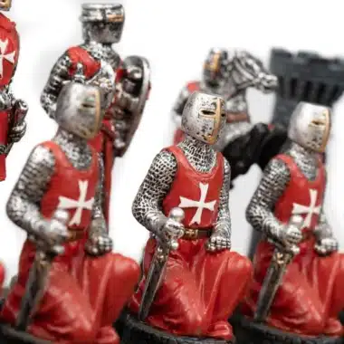 Pièces rouges du jeu « Templier II », croix blanches et épées détaillées