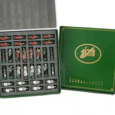 Coffret de rangement vert ouvert avec jeu d'échecs Templier II en résine