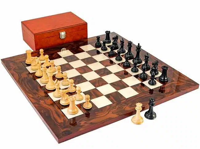 Ensemble "Souverain" Echiquier en Bois et Racine d'Erable, Jeu d'Echecs en Bois d'Ebene & Coffret de Rangement en Racine de Placage