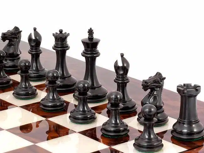 Ensemble "Souverain" Echiquier en Bois et Racine d'Erable, Jeu d'Echecs en Bois d'Ebene & Coffret de Rangement en Racine de Placage