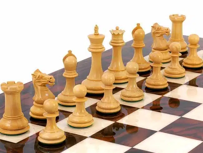 Ensemble "Souverain" Echiquier en Bois et Racine d'Erable, Jeu d'Echecs en Bois d'Ebene & Coffret de Rangement en Racine de Placage