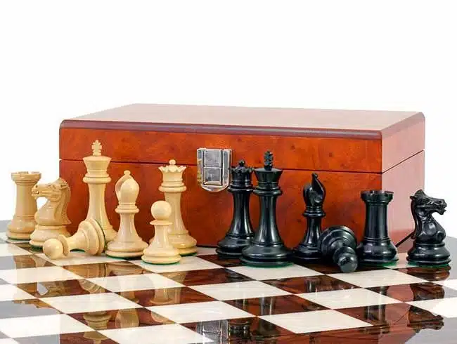 Ensemble "Souverain" Echiquier en Bois et Racine d'Erable, Jeu d'Echecs en Bois d'Ebene & Coffret de Rangement en Racine de Placage