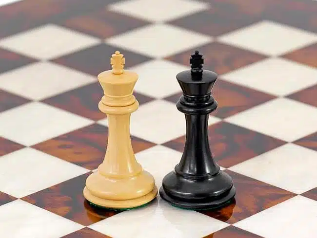 Ensemble "Souverain" Echiquier en Bois et Racine d'Erable, Jeu d'Echecs en Bois d'Ebene & Coffret de Rangement en Racine de Placage