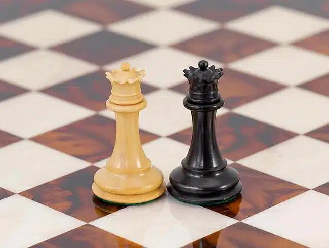 Ensemble "Souverain" Echiquier en Bois et Racine d'Erable, Jeu d'Echecs en Bois d'Ebene & Coffret de Rangement en Racine de Placage