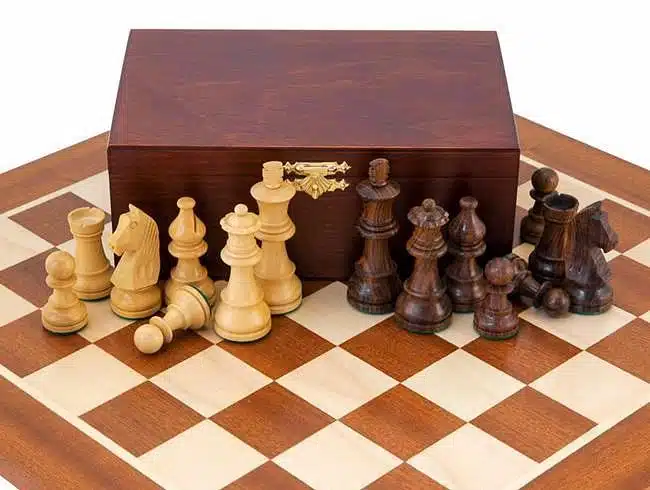 Ensemble "Championship" Echiquier en Bois d'Acajou et d'Erable, Jeu d'Echecs en Bois de Rose Doré et de Buis & Coffret de Rangement en Bois de Bouleau