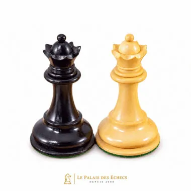 Dames noire et blanche du jeu Highgrove posées sur l'échiquier
