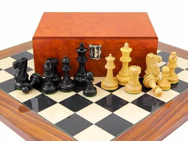 Ensemble "Supreme" Echiquier en Bois d'Erable et de Rose Doré, Jeu d'Echecs en Bois d'Ebene et Buis & Coffret de Rangement en Placage de Racines