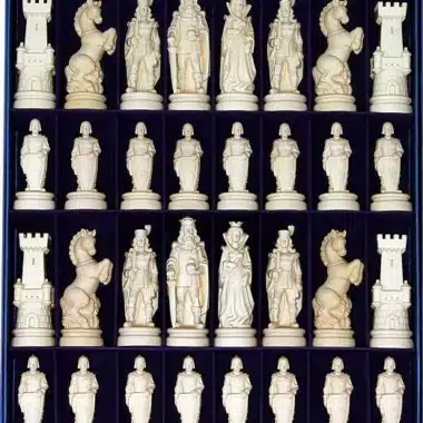 Jeu d'Echecs "Bergame Chevalier Bois Naturel" en Bois des Alpes Massif Sculpté Traditionnellement