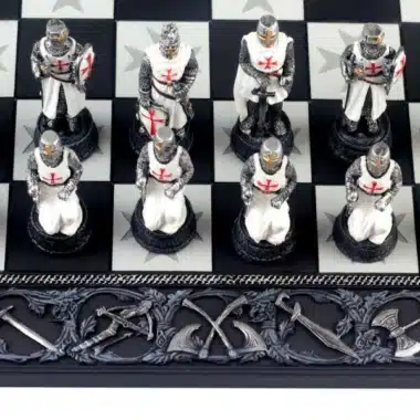 Pièces blanches agenouillées et bordure sculptée de l'échiquier Templier