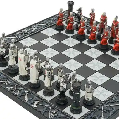 Échiquier Templier en résine sculptée avec pièces rouges et blanches, vue d'ensemble