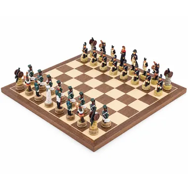 Napoléon Vs Russie chess set, full view on maple and walnut chess board