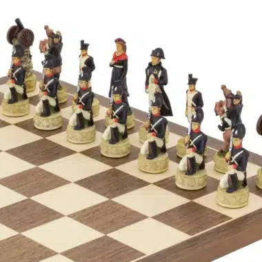 Jeu d'échecs Napoléon Vs Russie en Résine & Échiquier en Bois d'Erable et Noyer