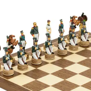 Jeu d'échecs Napoléon Vs Russie en Résine & Échiquier en Bois d'Erable et Noyer