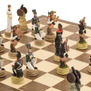 Jeu d'échecs Napoléon Vs Russie en Résine & Échiquier en Bois d'Erable et Noyer
