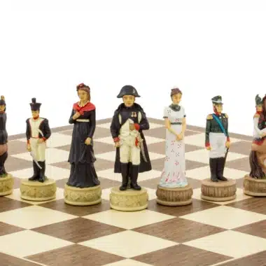 Jeu d'échecs Napoléon Vs Russie en Résine & Échiquier en Bois d'Erable et Noyer