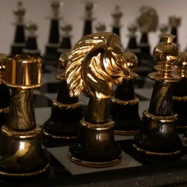 Jeu d'Échecs Fantaisie Staunton XL - Table Échiquier en bois et Albâtre & Pièces en bois et laiton massif