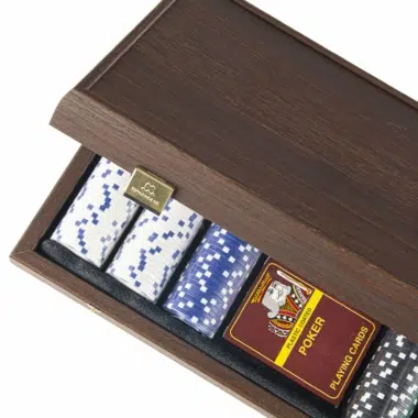 Close-up of the poker chips and deck of cards inside the open case