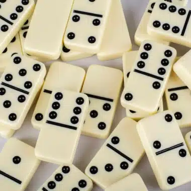 Dominos ivoire aux points noirs dispersés en désordre