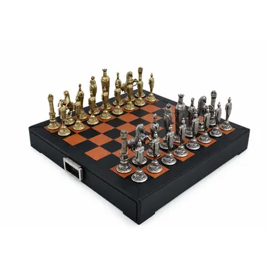 Renaissance Florentin chess pieces arranged on the leather chess board