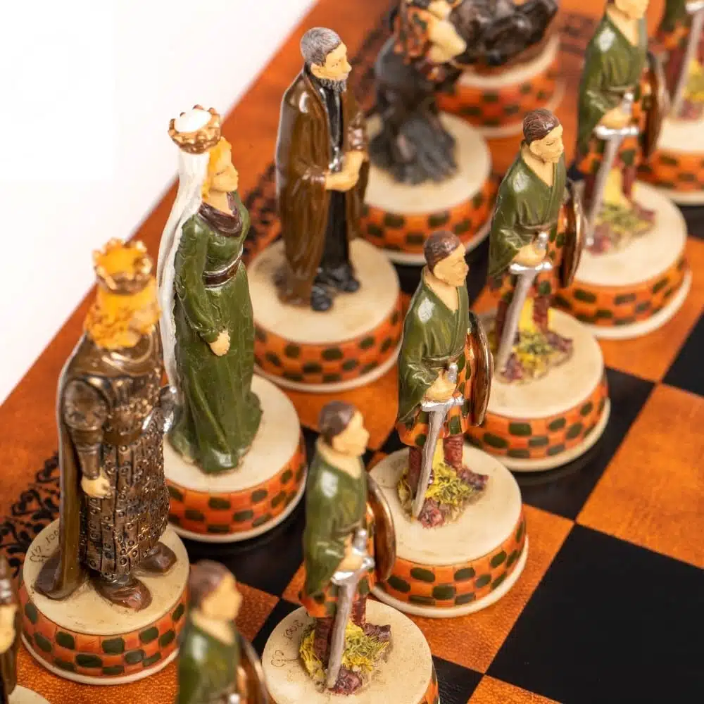 Scottish Wars of Independence Resin Chess Set & Faux Leather Chess Board - Image 3