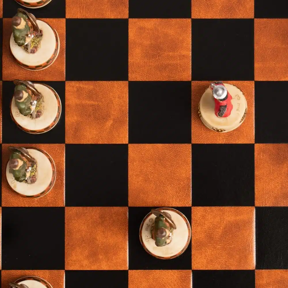 Scottish Wars of Independence Resin Chess Set & Faux Leather Chess Board - Image 7