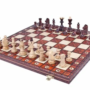 Ensemble complet en bois avec échiquier pliant gravé et pièces installées