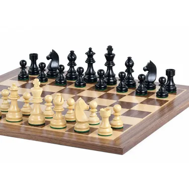 Chevalier Allemand boxwood chess pieces arranged diagonally on the chessboard
