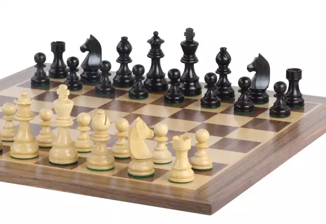 Ensemble Jeu d'Échecs Chevalier Allemand en Bois de Buis et Échiquier en Bois d'Érable et Noyer