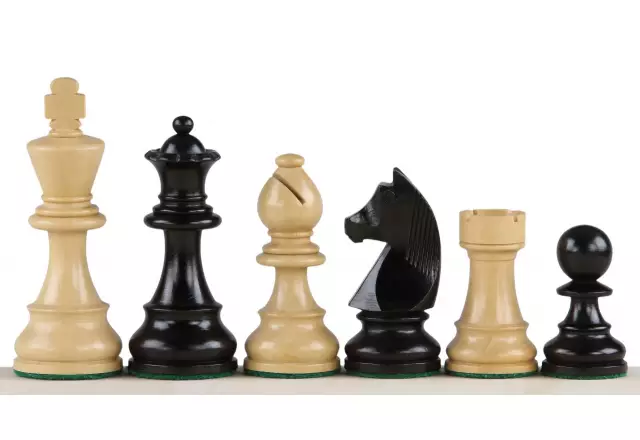 Ensemble Jeu d'Échecs Chevalier Allemand en Bois de Buis et Échiquier en Bois d'Érable et Noyer