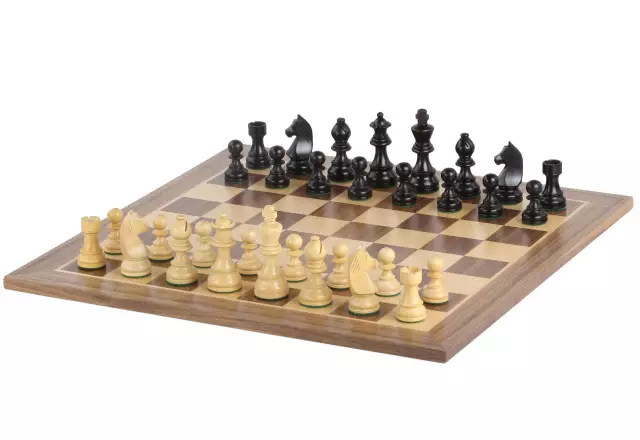 Ensemble Jeu d'Échecs Chevalier Allemand en Bois de Buis et Échiquier en Bois d'Érable et Noyer