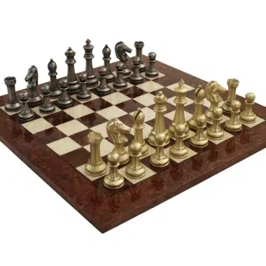 Ensemble complet d'échecs en métal doré et argenté sur échiquier en bois verni