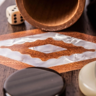 Détail du triangle en nacre et racine de noyer, gobelet à dés en bois et jetons