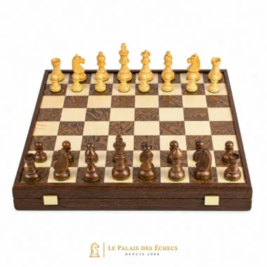 Complete chess set in walnut burl and oak, Staunton pieces in starting position